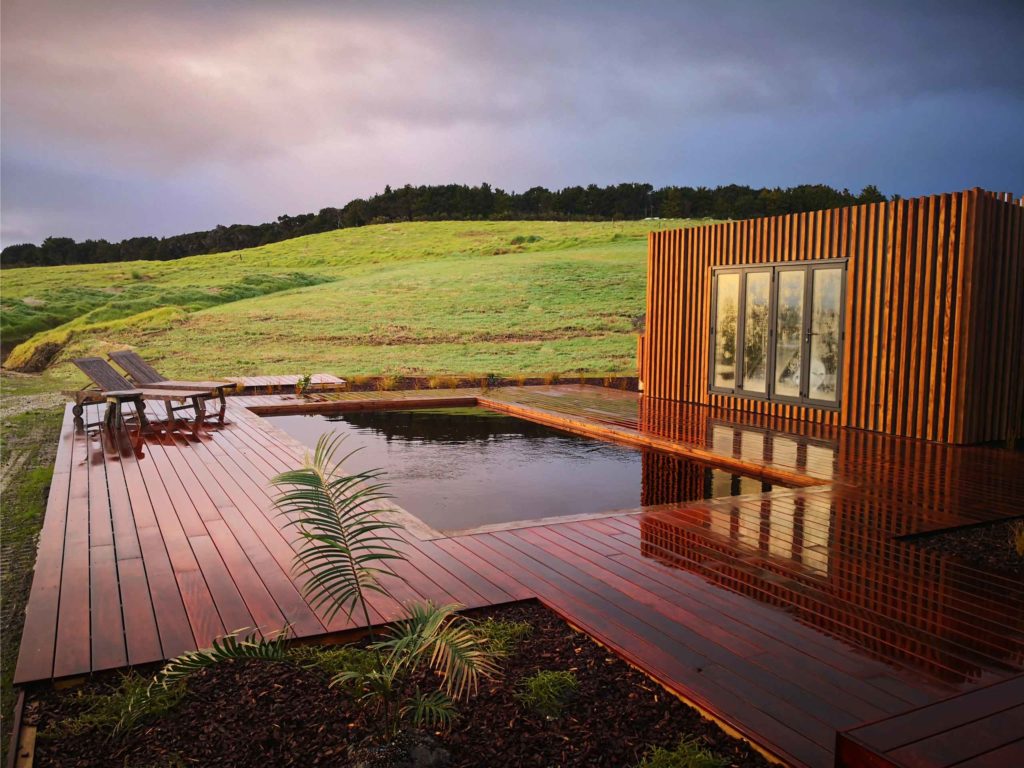 piscine biopooltech naturelle en bois et connectée, effet miroir