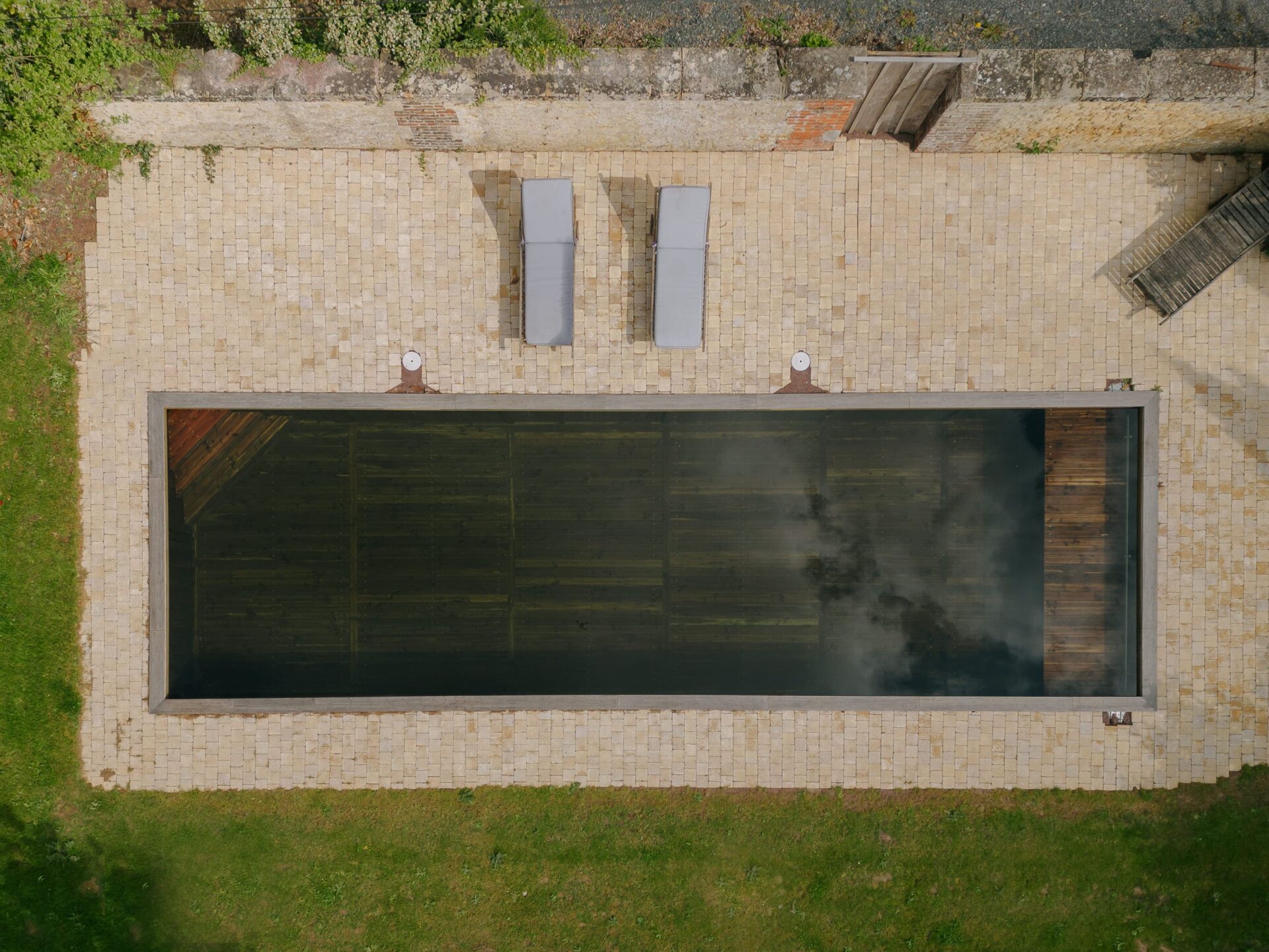 Lire la suite à propos de l’article BioLitho, le nouveau système de filtration qui transforme toute les piscines chimiques en piscines écologiques et connectées